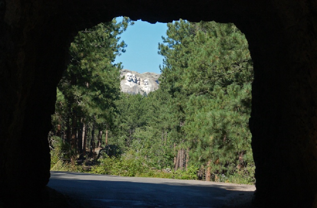 Mount-Rushmore/1024x768_Mt.Rushmore Tunnel View 6.jpg